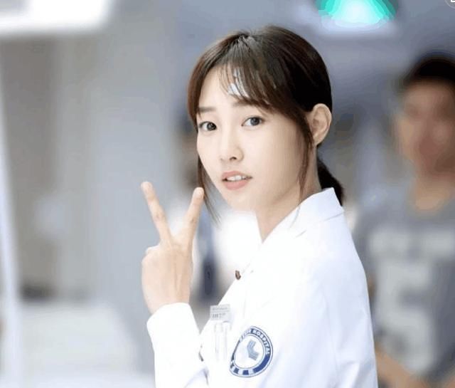 白百何出席某活动，身穿“西红柿炒鸡蛋”臀部宽大惹争议？