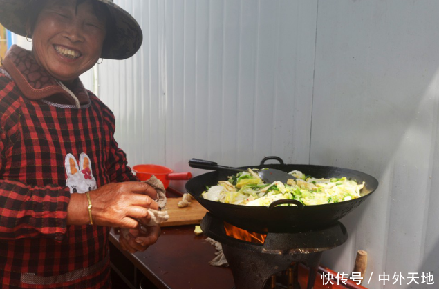  [农民]农民工吃午餐的照片，看完让人心酸，我再也不想浪费粮食