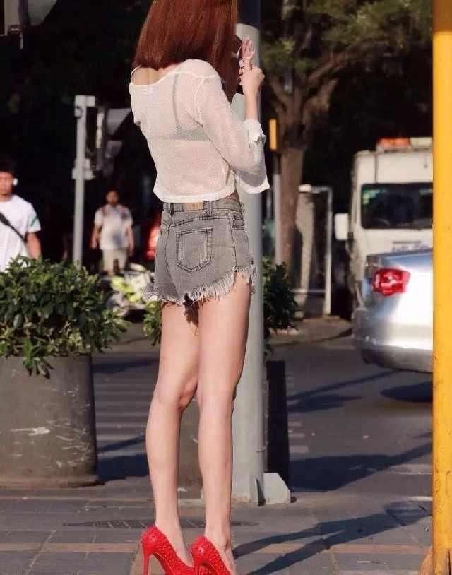 街拍: 美女“如”此透明的身材, 让人无法抵挡住