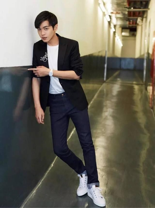 张若昀一堆白鞋只钟爱这双，却不是唐艺昕送的，而是他？