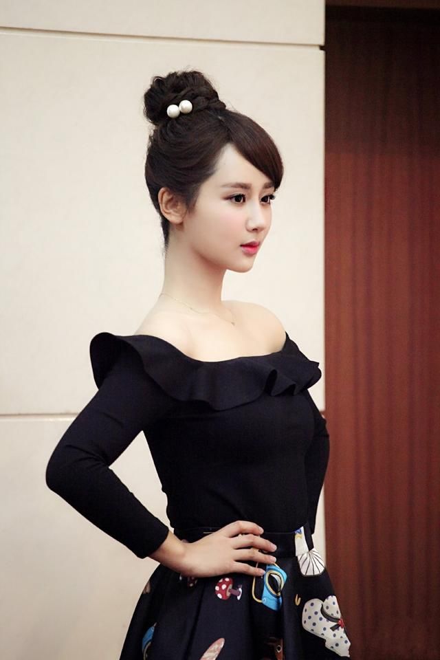 杨紫又瘦了！牛仔裙穿出新高度，网友：还要套条短裤才能固定住！