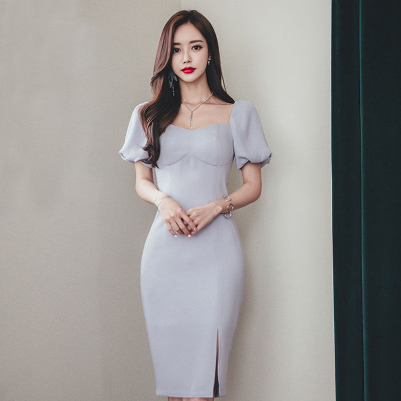 女人展现迷人的身姿，就是穿上紧身包臀裙的时候