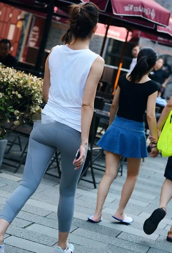紧身裤是小姐姐们最为喜欢的穿搭方式，最能够凸显自身身材的选择