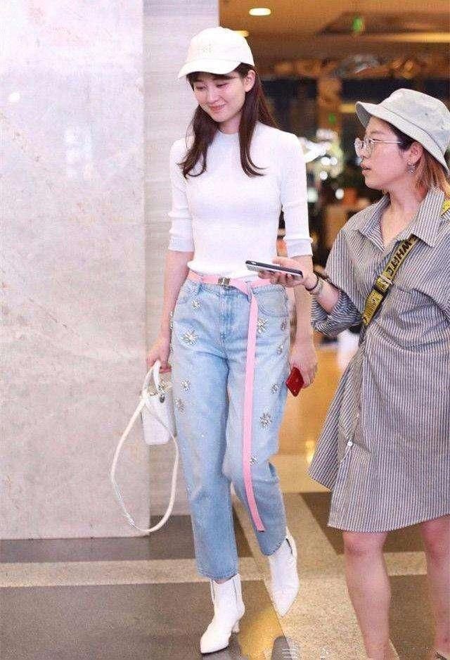 乔欣够拼，穿的是紧身上衣勒得太紧了?