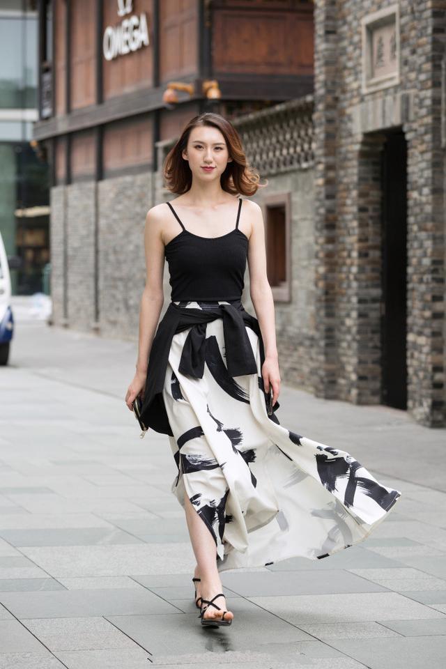 街拍：小姐姐清新美丽冰肌玉肤，是男人都心动！