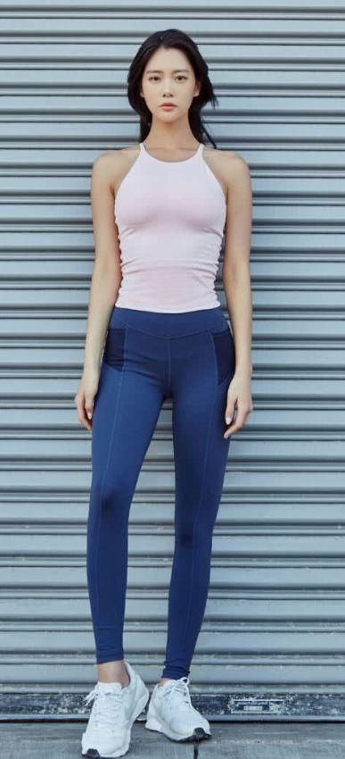 精妙搭配:打底裤美女展现时尚别致的穿衣搭配