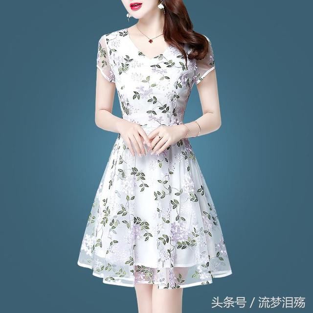 皮肤暗黄的女人，别乱穿！试试”温柔裙“，洋气减龄不美都难