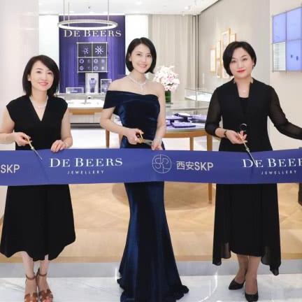 高圆圆只不过剪了个短发，就女神气质全无，网友：终于相信你39了