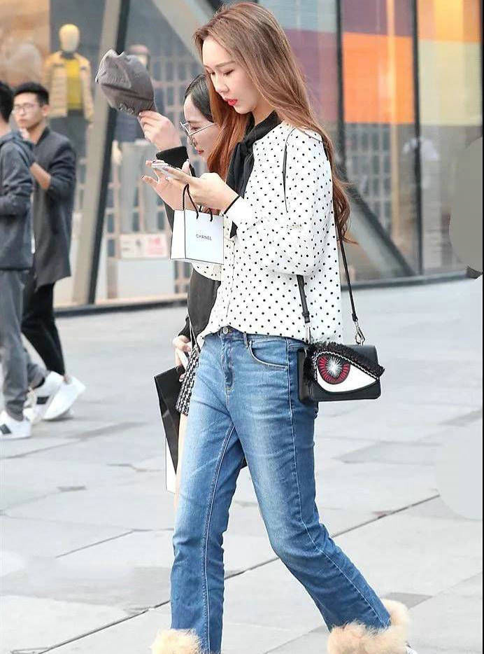  【凸显】知性女秘书穿搭条纹紧身连衣裙凸显好身材, 不输欧美女人