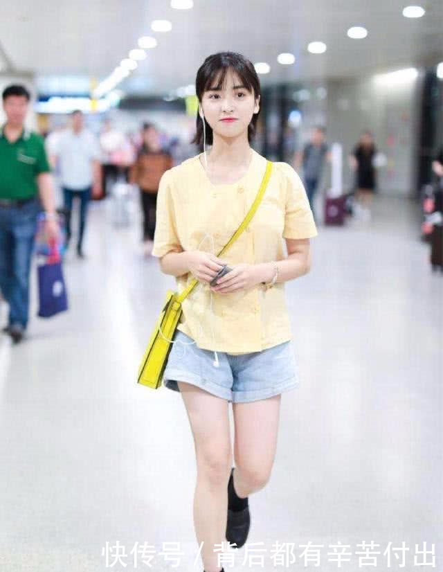 沈月总算穿对了一次，暖色T恤搭牛仔裤，一双大长腿引人注目