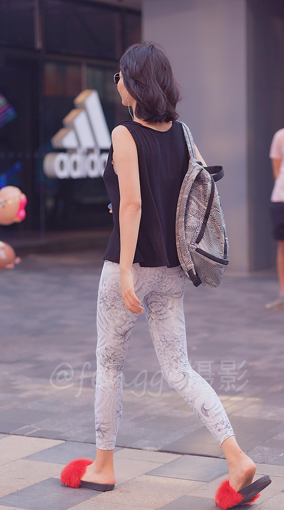 街拍: 这条白色印花紧身裤真特别, 从此再不用担心画风尴尬了