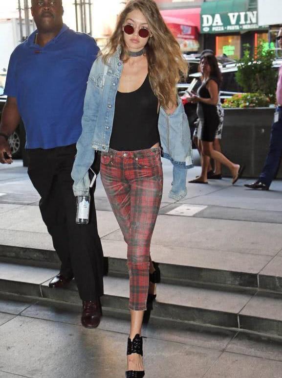 真不愧是超模! 吉吉·哈迪德踩着一根“糖葫芦”还能走得那么稳