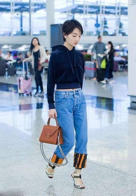 终于不穿牛仔裤配高筒靴的周冬雨，改穿地摊蕾丝和拖鞋了?