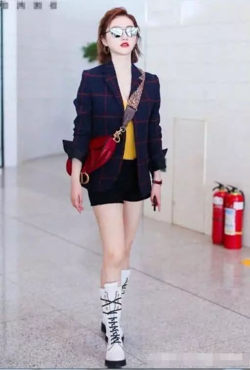 怕热穿了短裤，却搭配了毛呢外套和中筒靴，网友:她的时尚我不懂