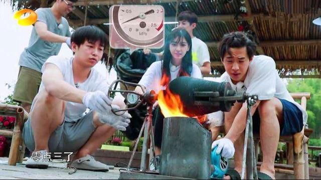 热搜杨颖假吃爆米花被骂惨，官博澄清言词激怒8万网友评论怼骂