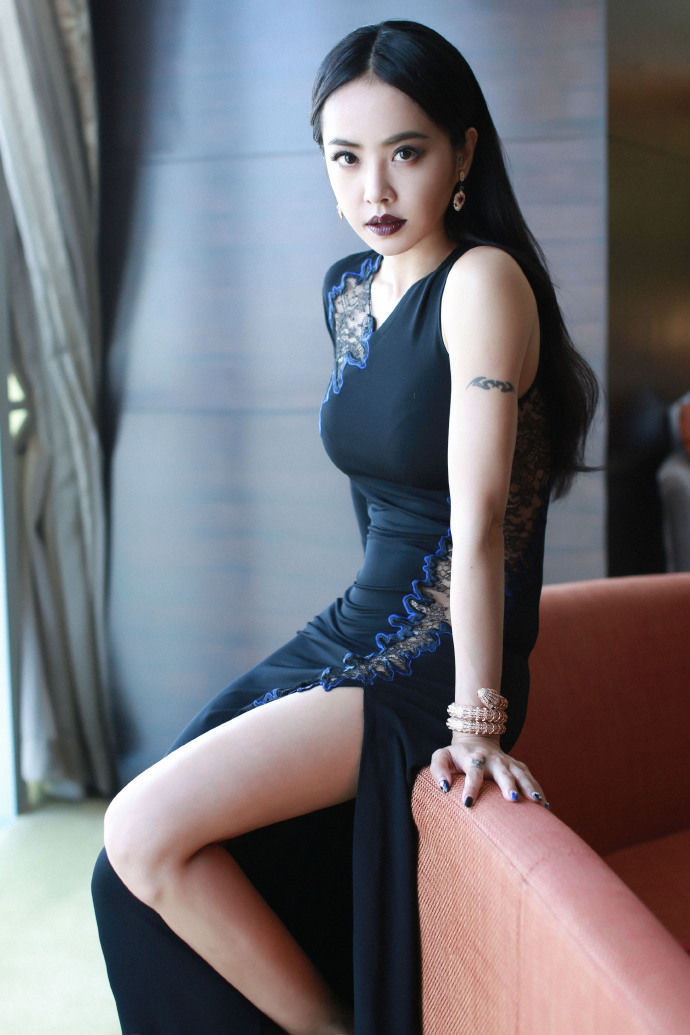 蔡依林着高开叉礼服裙性感妩媚，侧面的蕾丝镂空直达腋下太诱人
