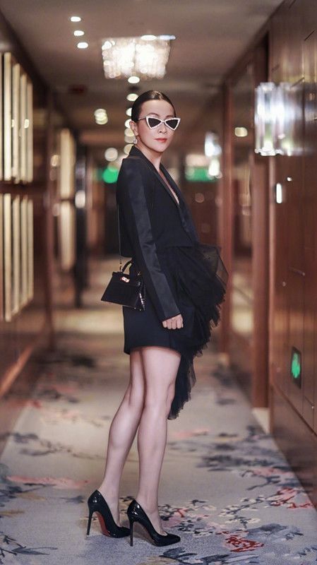 刘嘉玲真大胆，打底裤穿成了紧身裤，网友：难怪梁朝伟这么爱她