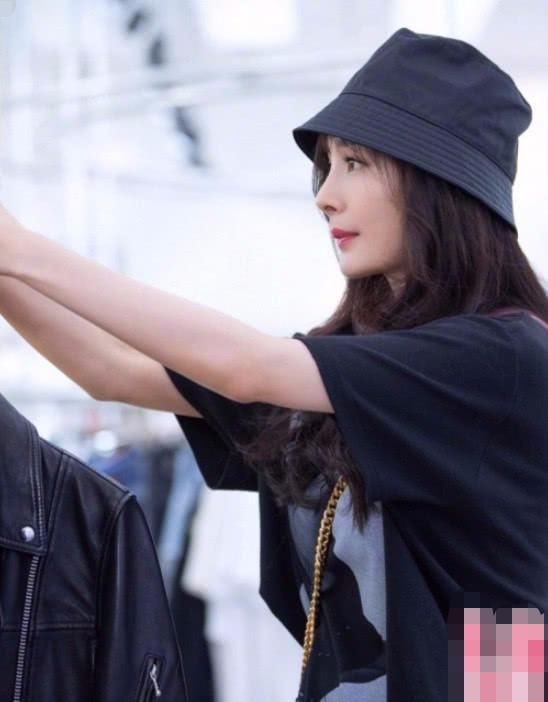 杨幂不愧是带货女王!穿“眼睛鞋”腿长到逆天，平底鞋就该这么穿