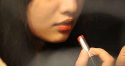 女子作死在嘴巴上涂100层口红, 张嘴的那一刻女子疼的吸凉气！