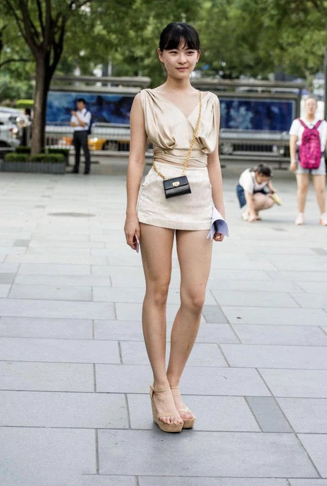 邻家小姐姐火辣身材瘦成一道闪电，齐刘海总是让人看起来比较小，