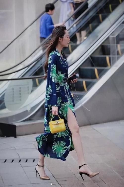  夏季■街拍：吊带裙小姐姐，夏季所有幻想的开始