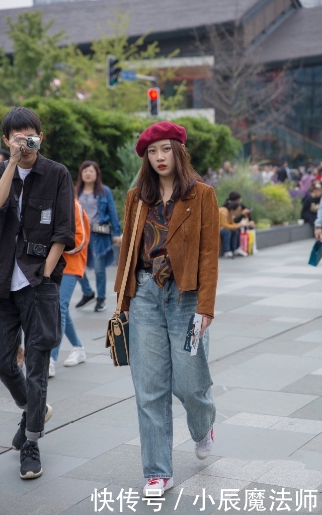 感觉■路人街拍，小姐姐搭配一双黑色过膝长靴，尽显青春活力