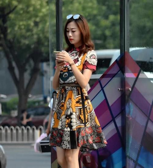 「气质」街拍:面带笑容的美女,一件灰色长款外套,时尚魅力气质范