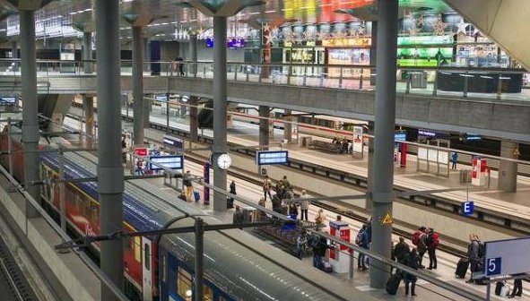  「上车」英国一个“神奇”的火车站，一年12个乘客，向司机挥手