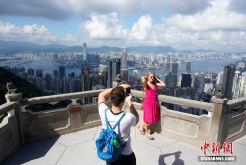 暴力事件冲击香港旅游业 旺季变“寒冬”