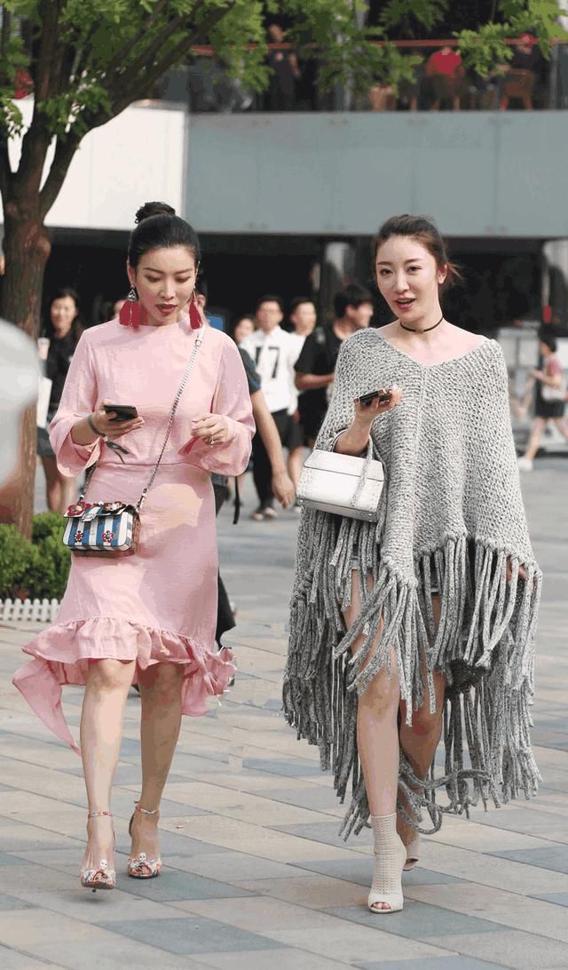 三里屯性感美女时尚穿搭，火辣身材引得路人驻足观看