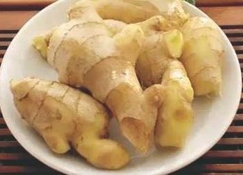 生姜这样用来涂脸，醒来后抹，65岁大妈脸似18岁