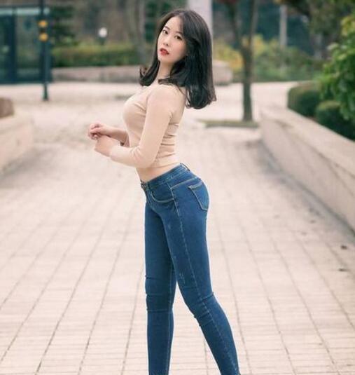 紧身牛仔裤修身显瘦，衬托的美女曲线感强，展现的女神魅力特美！