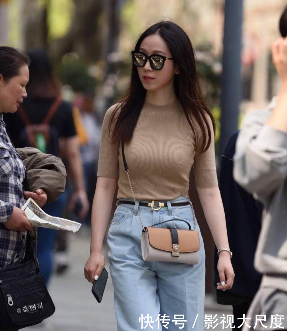 路人街拍，小姐姐把T恤扎进阔腿裤，曲线美被表现的淋淋尽致