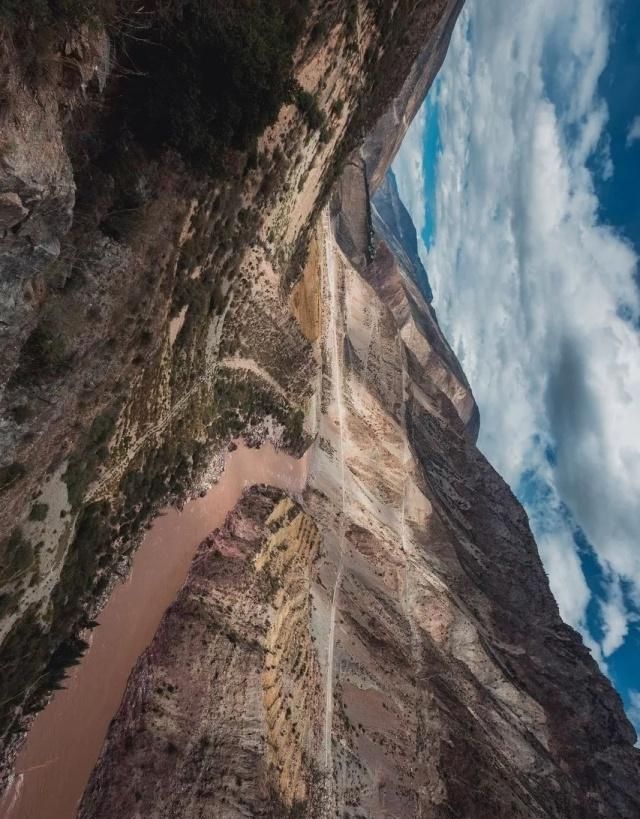 天堂向左，雨崩向右。不去天堂，就去雨崩