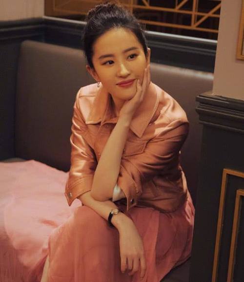 她8岁获得模特冠军，15岁被北影破格录取，30岁似18少女！