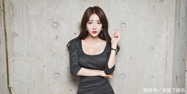 西装条纹连衣裙，她的腿型优势显露无疑，具有小女人的内敛