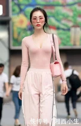 温婉儒雅的气质小姐姐，紧身的装扮彰显窈窕妙曼的身材，很有美感