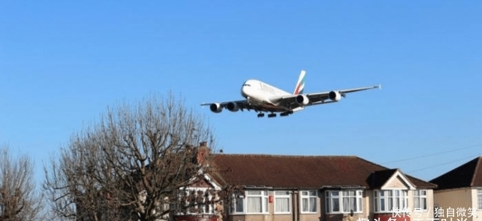 小区每天飞过1千架飞机，最低距房顶仅10米，居民怎么睡觉！