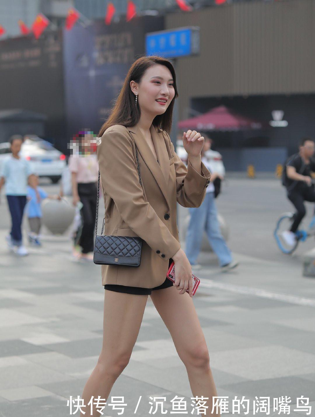  身材：长腿女生身材好到爆，搭配很带感，你男朋友得多高