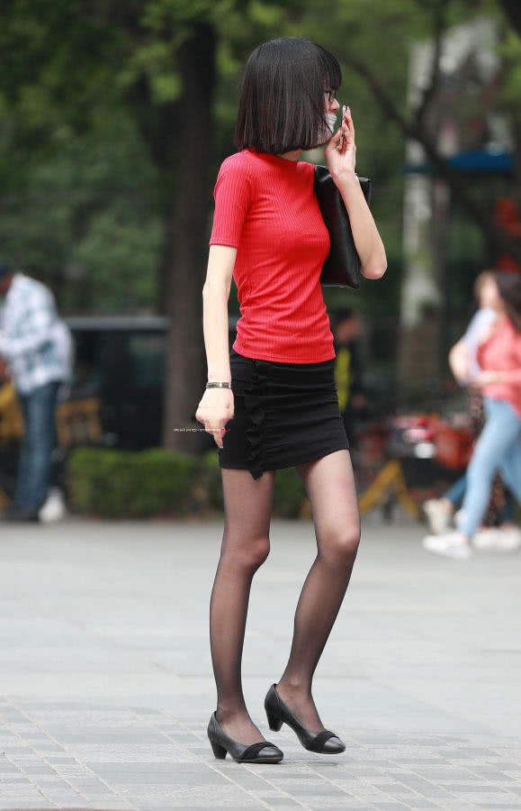 窈窕小姐姐贴身上衣搭配包臀裙显凹凸有致好身材，黑丝包裹的大长