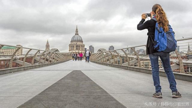 中国人到英国旅游，导游提醒不能随便拍照，游客不听结果后悔了