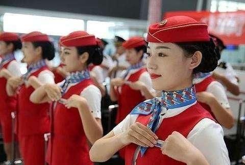 为何高铁上的女乘务员接二连三选择辞职？相关人士说出内幕