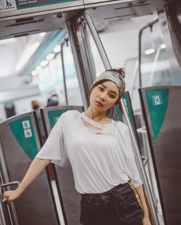 袁珊珊的裙子露个“大洞”，强迫症要犯了。网友：真想帮她捂住