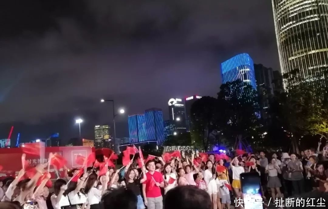 深圳湾上空：我爱香港！网友：热泪盈眶！