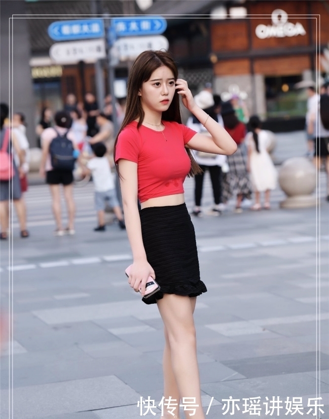  夏季|街拍路人：夏季就是要搭配短袖热裤，简单大气，还很显瘦！