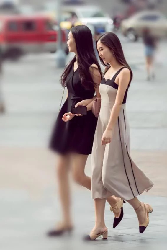 街上偶遇连衣裙美女，清凉又性感，落落大方！