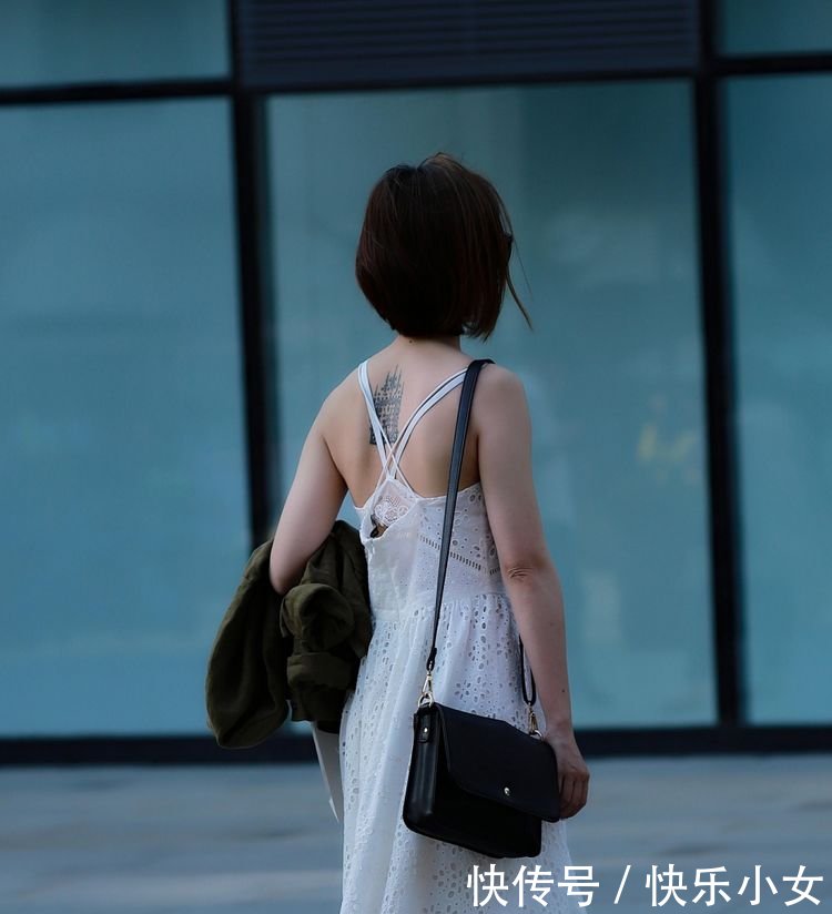 路人街拍穿绸缎长裙的小姐姐，白皙的皮肤，婀娜的身段