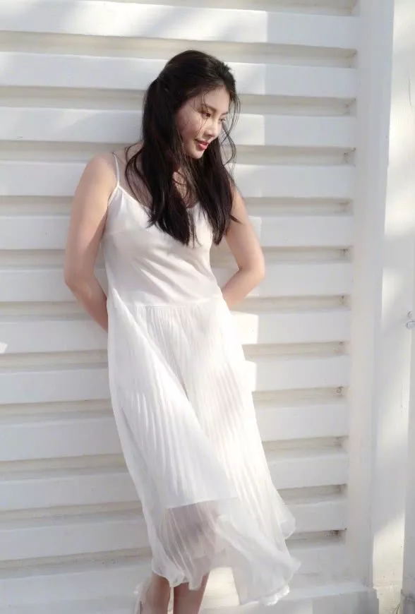 徐冬冬身材这么好，一条黑色吊带裙格外性感迷人，柳岩都败给你了