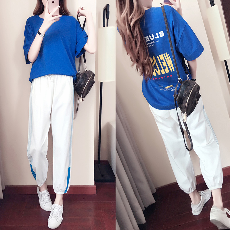 嫂子刚从香港回来，说今夏流行穿休闲套装，出门搭双小白鞋都美炸