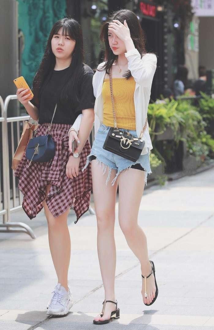 小姐姐身材高挑,颜值也不错,一双白嫩大长腿越看越美!